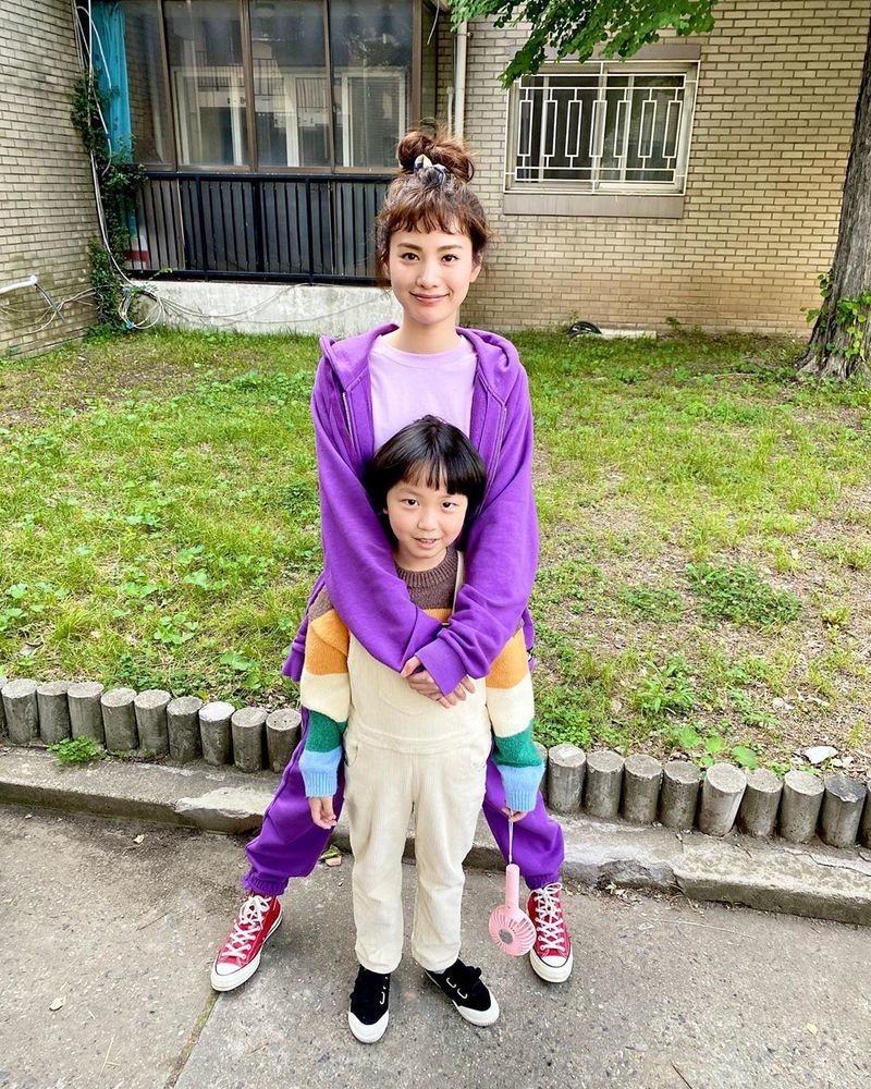 Actor Nana shares recent statusNana posted a picture on July 15th on her personal Instagram with an article entitled Jaryong and Sarah and Nana.In the photo, Nana poses affectionately with the best child actor (played by Kim Ja-ryong) who is appearing together on KBS 2TV tree drama The Outgoing Table.The lovely chemistry of two people who resembled a smile doubled the joy.park jung-min