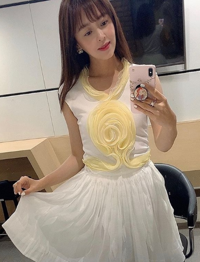 Actor Kang Sung-yeon flaunted his unwavering Beautiful looks.Kang Sung-yeon posted an article on his instagram on July 15th, Warning yellow flowers ~.In the photo, Kang Sung-yeon is taking a picture of himself in a mirror wearing a rose-inscribed blouse and a pleats skirt.The combination of Hwasa floral patterns and Kang Sung-yeons bright beautiful look created a warm atmosphere.Kang Sung-yeon also attracted attention by adding hashtags such as Lets go quickly today, Miss Ribor, Other reverse, Miss Ri knows and so on.The netizens who watched this responded such as Mitsuri, which is already expected, What kind of reversal will unfold, and the heart is pounding already.seo ji-hyun