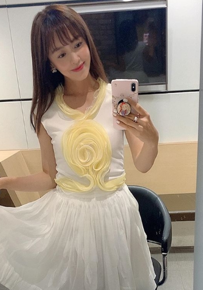 Actor Kang Sung-yeon flaunted his unwavering Beautiful looks.Kang Sung-yeon posted an article on his instagram on July 15th, Warning yellow flowers ~.In the photo, Kang Sung-yeon is taking a picture of himself in a mirror wearing a rose-inscribed blouse and a pleats skirt.The combination of Hwasa floral patterns and Kang Sung-yeons bright beautiful look created a warm atmosphere.Kang Sung-yeon also attracted attention by adding hashtags such as Lets go quickly today, Miss Ribor, Other reverse, Miss Ri knows and so on.The netizens who watched this responded such as Mitsuri, which is already expected, What kind of reversal will unfold, and the heart is pounding already.seo ji-hyun