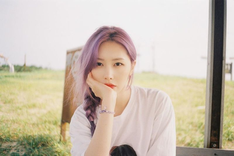Hong Eui-jin showed off her ruthless beautiful looks on the Film camera as well.Group SONAMOO member Hong Eui-jin uploaded a picture to his Instagram on July 15.In the photo, Hong Eui-jin has purple hair and is chin-up; he boasts beauty with glutinous rice cake skin and dark features even in his expressionless face.han jung-won