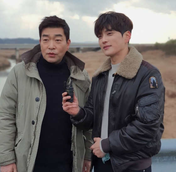Actor Jang Seung-jo and Son Hyun-joo formed Bromance Chemie.Jang Seung-jo posted a picture on his 14th day with an article entitled # The Good Detective # The Good Detective # Today I will also use the room.In the public photos, there are images of Jang Seung-jo and Son Hyo-jo.Jang Seung-jo is smiling with a microphone in one hand and Son Hyun-joo is staring somewhere.The netizens who responded to this responded such as Bobbang shooter, Of course and The drama is completely fun.Meanwhile, Jang Seung-jo and Son Hyo-jo are appearing on JTBCs monthly drama The Good Detective, which is currently on air.