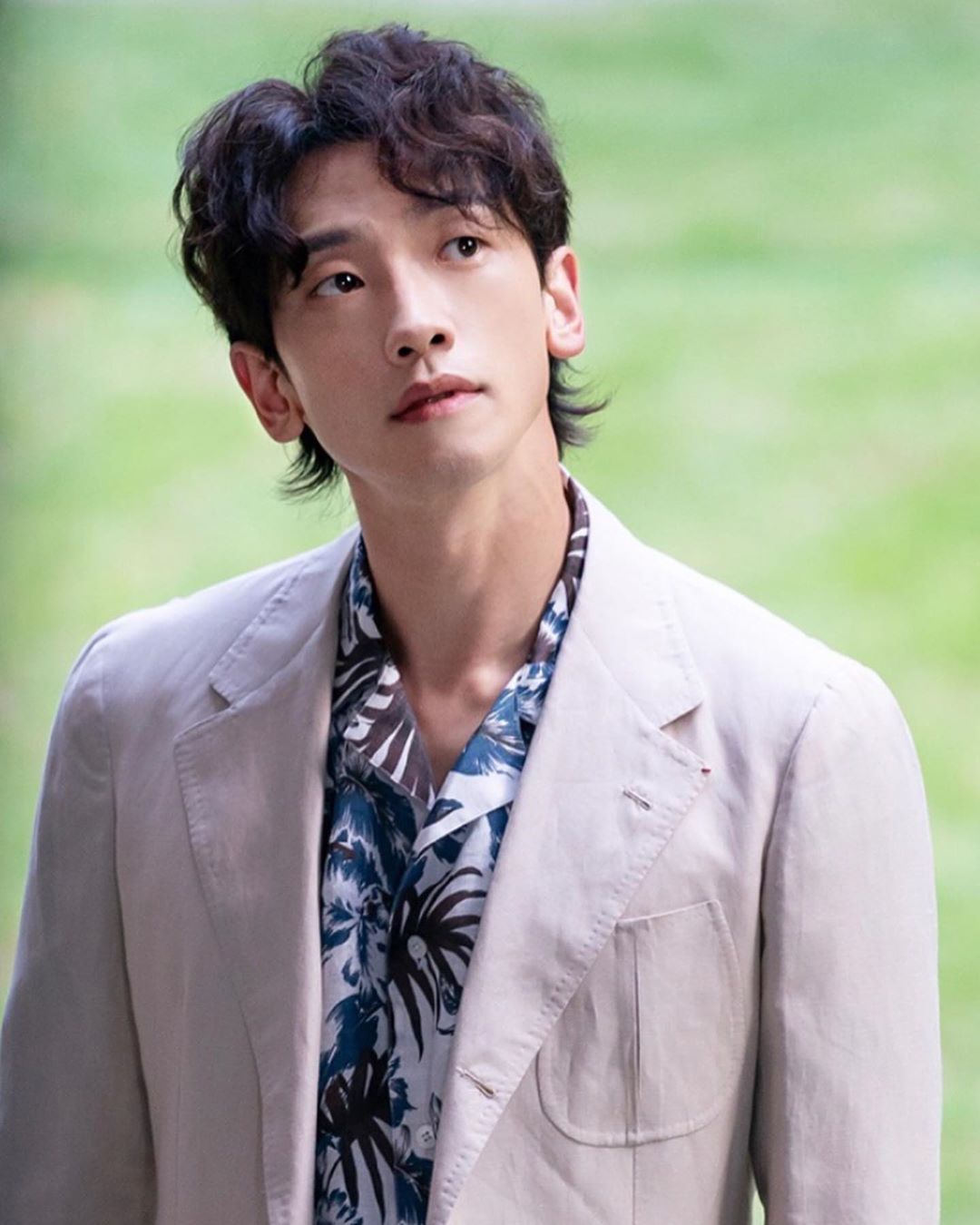 Singer Rain shared a photo of the emotional atmosphere.On the afternoon of the 15th, Rain posted two photos on his instagram .The photo shows Rain staring somewhere with a jacket on a Hawaiian shirt and looking at the camera.Meanwhile, Rain recently appeared on MBC What do you do when you play? and formed a project group, Ssangsuri (SSAK3) with Yoo Jae-seok and Lee Hyori.The buddhist released a remake song In the Summer on November 11.Photo: Rain Instagram  