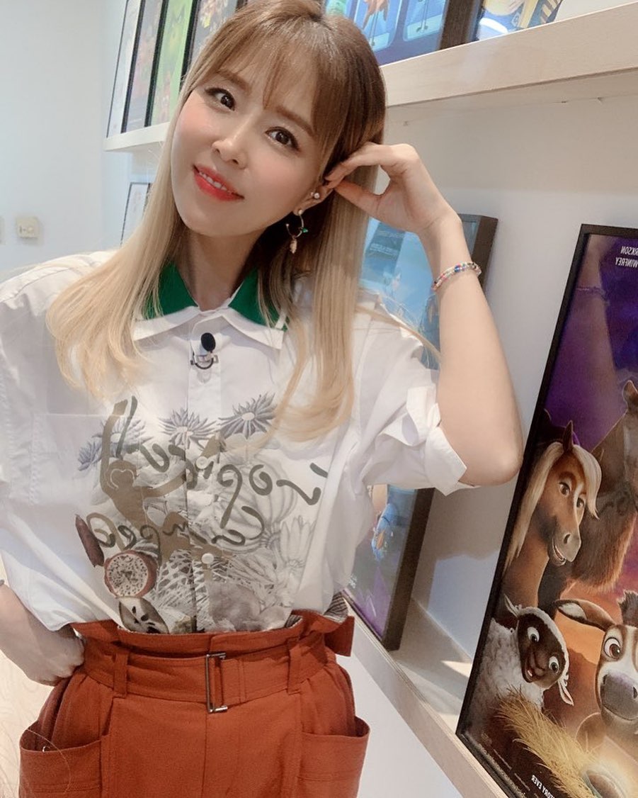 Singer Shin Ji delivered an Off work greeting.On the afternoon of the 15th, Shin Ji posted a picture on his Instagram with the words End of recording today ~ # Off work.In the photo, Shin Ji is wearing orange pants and a white shirt and has a bright Smile toward the camera.The netizen commented, Thank you and left a greeting to Shin Ji who suffered.On the other hand, Shin Ji is actively performing in Pongpung A School and Song is good.Photo: Shin Ji Instagram