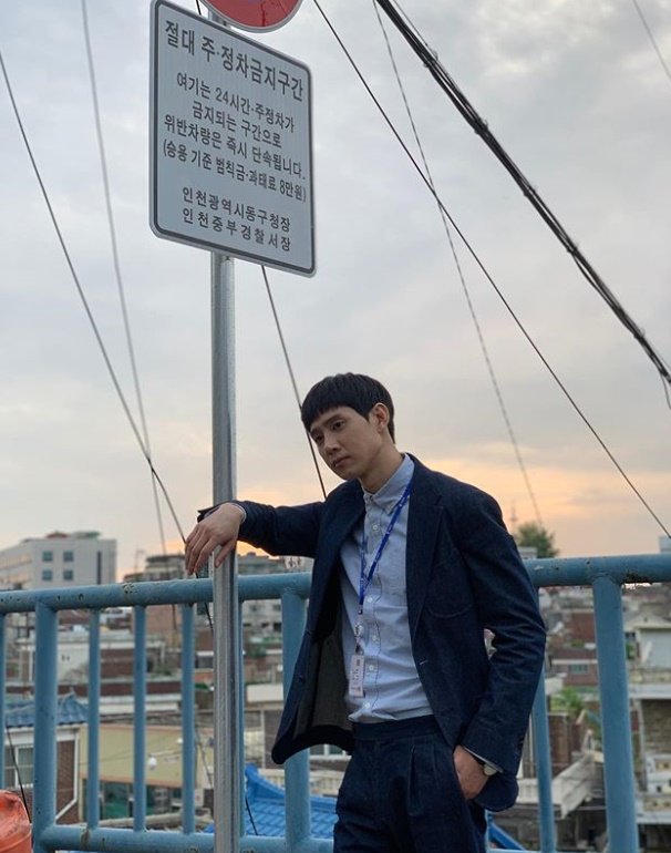Park Sung-hoon posted a picture on his SNS on the 15th with a short article #Chu Shi Biao.Park Sung-hoon in the photo captures the eye with a cool pose on the back of Noel.Currently, he is looking for an anbang theater with the KBS2 drama Chu Shi Biao, which was first broadcast on the 1st. In this drama, he is in close contact with singer and actor Nana.