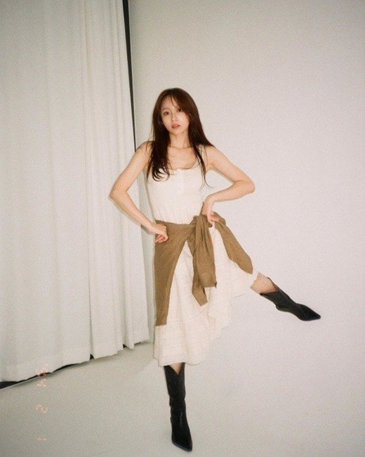 Hani, a member of the group EXID, has revealed his current situation.Hani posted a picture of his daily life on his SNS on the 16th.In the photo, Hani is wearing a white sleeveless dress and posing like a Ballerina. A pure but lovely visual attracts attention.On the other hand, Hani appeared on MBC Cinematic drama SF8 - White Crow.