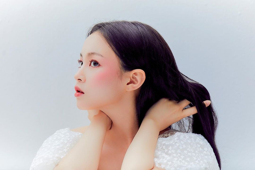 Lee Hi, perfect Doll visual...D-7 wait D-7, can I meet Singer Lee Hi?On the 16th, Lee Hi released a picture on his Instagram with an article entitled D-7 # HOLO # Hollow 2020. 07. 23.Lee Hi in the photo was wearing a black hair and white costume and captivated Sight in a unique atmosphere.The make-up, which featured big eyes and cheeks, completed Lee His unique Doll visuals.Lee Hi, whose exclusive contract with YG Entertainment expired in 2019, has started to stand alone.Many fans are waiting for Lee His voice, which recently appeared in JTBC entertainment Begin Again Korea and launched a signal of activity.