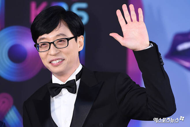 On the 16th, an official of tvN said, Yoo Jae-Suk and Jung Chul-min PD will unite as a new entertainment Six Sense (Gase).There will be four to five fixed members, but they have not been decided exactly, he added.Jung Chul-min PD got off at SBS Running Man in March and left SBS.He then moved to CJ ENM and joined the first program with Yo Jae-Suk.Jung Chul-min PD and Yo Jae-Suks new chemistry gather expectations.Meanwhile, Six Sense is scheduled to be filmed in the first week of August./ Photo = DB