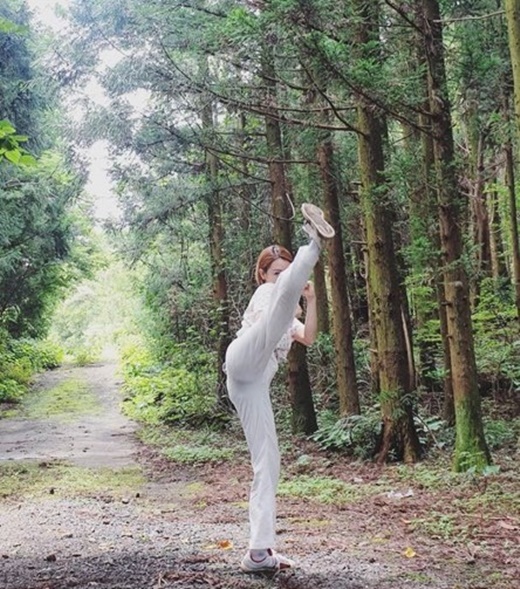 Broadcaster Oh Jin-yeon put on a powerful Le Bron Basketball Battle: Mortal Combat Warr performance with Lee Gi-won on the COVID-19 fightback.Oh Jin-yeon posted several photos on his Instagram on the afternoon of the 17th.In the photo Oh Jin-yeon is in the forest, posing vigorously with Le Bron Basketball Battle: Mortal Combat Warr.He gave a perfect look at his extraordinary motor nerves.In addition, Oh Jin-yeon said, Retreat all big and small diseases including COVID-19!!Victory Lee Gi-won Le Bron Basketball Battle: Mortal Combat WarrLe Bron Basketball Battle in the Forest: Mortal Combat Warr left a message.