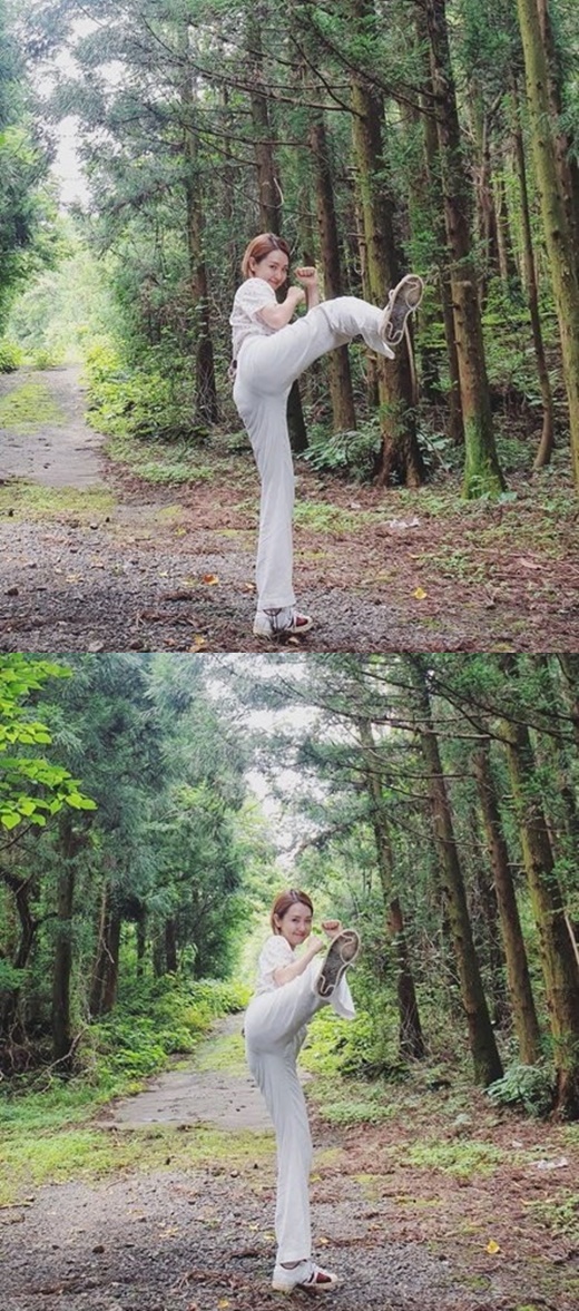 COVID-19 Back Up!...Oh Jeong-yeon, amazing Le Bron Basketball Battle: Mortal Combat Warr talent mouth-duck Broadcaster Oh Jin-yeon put on a powerful Le Bron Basketball Battle: Mortal Combat Warr performance with Lee Gi-won on the COVID-19 fightback.Oh Jin-yeon posted several photos on his Instagram on the afternoon of the 17th.In the photo Oh Jin-yeon is in the forest, posing vigorously with Le Bron Basketball Battle: Mortal Combat Warr.He gave a perfect look at his extraordinary motor nerves.In addition, Oh Jin-yeon said, Retreat all big and small diseases including COVID-19!!Victory Lee Gi-won Le Bron Basketball Battle: Mortal Combat WarrLe Bron Basketball Battle in the Forest: Mortal Combat Warr left a message.