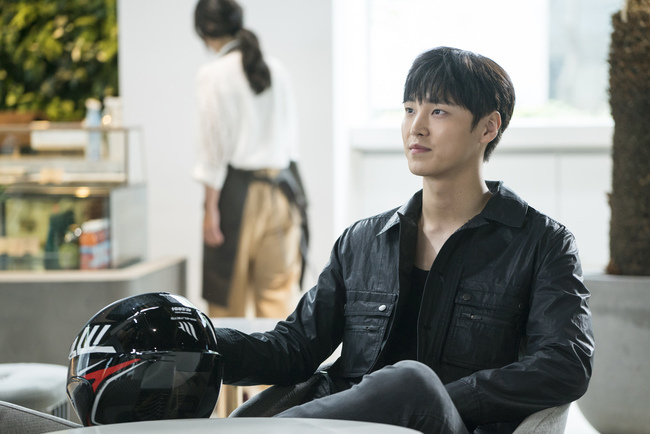 Lee Tae-hwan Identity, who has shaken the Song Yoon-ah life of Elegant Friends, is revealed.JTBCs new gilt drama Elegant Friends (directed by Song Hyun-wook and Park So-yeon, playwrights Park Hyo-yeon and Kim Kyung-sun, production studio Annew and J C & C & C) will be on the air three times before July 17, when they face the biggest Danger of their lives with the One Night Mystery, Nam Jeong-hae and Lee Taie The Slap of the-hwan min) was captured.In the last broadcast, there was a shadow of misfortune in front of Angungcheol and Namjeonghae couple.After Chun Man-sik (Kim Won-hae), who was close to the two, died of a heart attack, Ji Myeong-suk (Kim Ji-young) began to suspect her husbands affair during his lifetime.Looking for the truth, she was convinced that Chun Man-sik and Nam Jung-hae were inappropriate, and An-gung Chul was confused.Baek Hae-sook (Hagam-bang), who appeared in 20 years, heightened tensions on the eve of the storm with meaningful Confessions toward Angungcheol and The Slap, which is the day against the South Jeonghae.Here, Danger of the South Jeonghae was shocked, and the cold smile of the South Jeonghae, who fell unconscious in the bedroom of a stranger, and the cold smile of the Jugangsan watching it, predicted the blue to blow forward.Meanwhile, the photos released show the images of Namjeonghae and Mount Jugang, which were faced again after the problem Agnaldo Timóteo.The Slap of two horribly entangled people creates a dizzying and precarious tension in itself.The relaxed eyes and cold arsenic of Mt. Jugang, which seem to penetrate her abyss, are horrifying, though she is trying to hide her fear.The provocation of Mount Jugang, which gives me the whisper in the ensuing photo, is not unusual. In the previous preview, Confessions, I love you, so meet me, were released.There is a growing interest in the change in the relationship between Nam Jeong-hae, who has a brutal secret that can not be told to anyone, and Jugangsan, which proposes some kind of transaction.I wonder what the whole event of the Identity and Agnaldo Timóteo night of Mount Jugang, which drove the Namjeong Sea to Danger of the lifetime, will be.
