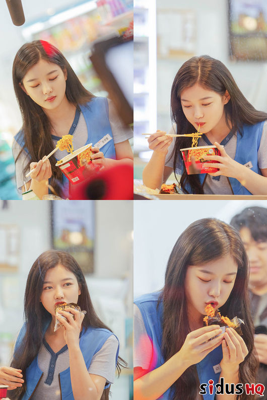 Actor Kim Yoo-jung became a Convenience store Mukbang group star through Convenience store morning star.Recently, Kim Yoo-jung has been stimulating Appetite by eating products used as shooting props through SBS gilt drama Convenience store morning star.Kim Yoo-jung, on the spot, is the back door of the Convenience store, which has made his own favorite ramen and triangular kimbap, and has made his own recipe for his own delicious food.In the 8th episode of Convenience Store Morning Star broadcast on the 11th, Kim Yoo-jung, who hid his favorite mind for Daehyun (Ji Chang-wook) and quit the Convenience store, eventually revealed his heart to the performance (Han Seon-hwa) and made him expect a full-scale triangle relationship.Kim Yoo-jung, who stimulates appetite with Mukbang photos, hopes to see what else he will do in Convenience store morning star.It airs every Friday and Saturday nights at 10 p.m.SBS is provided.