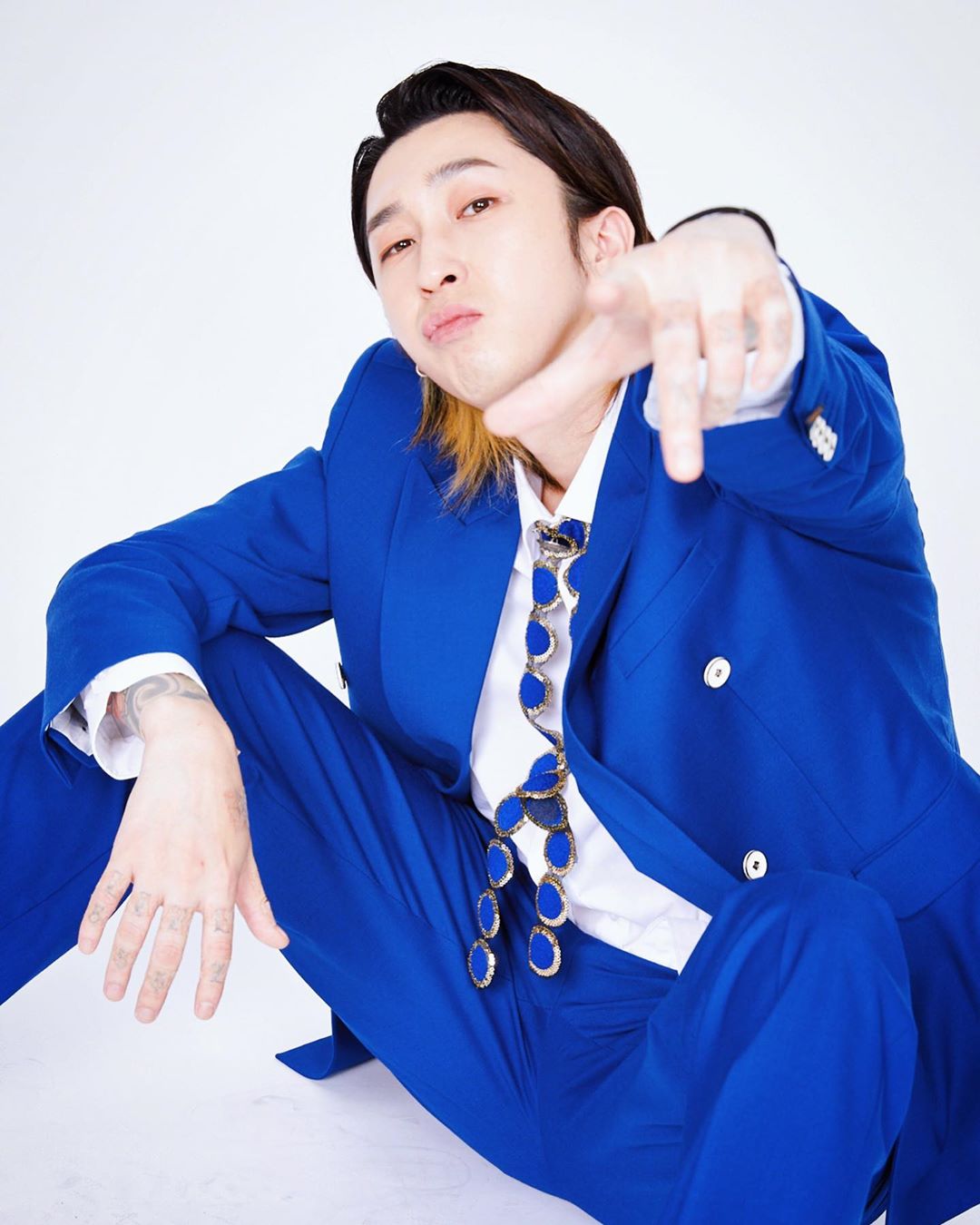 Rapper Sleepy transforms into Voice trot promotional fairySleepy posted a picture on his Instagram on the 17th with an article entitled Today # Voice trot.Sleepy in the open photo is posing in a blue suit while looking at the camera.Sleepys unique hairstyle and confident expression capture the attention of viewers.Sleepy stars in MBN entertainment Voice trotPhoto: Sleepy Instagram