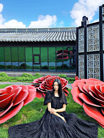 Actor Clara flaunted her beautiful visualsOn Thursday Clara posted a photo on her Instagram account.Clara in the public photo poses among the large flower sculptures, which she captivates as she wears a black long dress and shows off her princess-like visuals.Clara, meanwhile, married businessman Samuel Hwang in January last year.Photo: Clara Instagram
