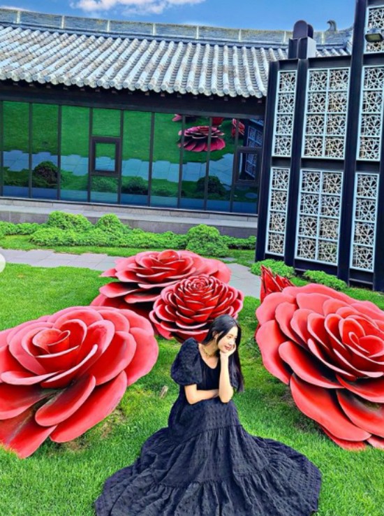 Actor Clara flaunted her beautiful visualsOn Thursday Clara posted a photo on her Instagram account.Clara in the public photo poses among the large flower sculptures, which she captivates as she wears a black long dress and shows off her princess-like visuals.Clara, meanwhile, married businessman Samuel Hwang in January last year.Photo: Clara Instagram