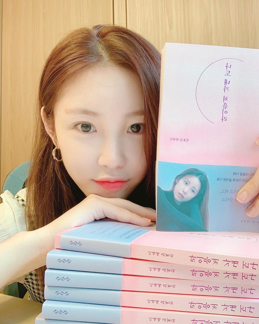 Singer Jun Hyoseong has turned into a writer this time.Jun Hyoseong posted a picture on his Instagram on the 17th with an article entitled Finally Bigger Than Life reception # Jun Hyoseong Essay # I am the first.In the open photo, Jun Hyoseong is staring at the camera with his chin on his book.Jun Hyoseongs lovely smile, holding a book that reads Jun Hyoseong Essay, draws attention.Jun Hyoseongs first Essay I am the first was published today.Photo: Jun Hyoseong Instagram