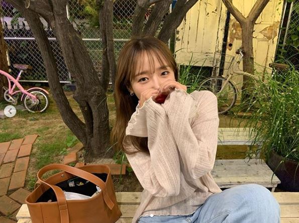 Choi Yoo-jung posted two photos on his Instagram on the 17th with an article called Hat.In the open photo, Choi Yoo-jung is making a heart hand shape toward the camera.So, Group Io Ai member Kang Mina commented Nadu Hat, and Kim Do-yeon of the same group expressed a special affection by leaving a comment saying Was this a heart to me?On the other hand, Weki Meki, who belongs to Choi Yoo-jung, released his mini album HIDE and SEEK on the 18th of last month and acted as the title song OOPSY./ Photo: Choi Yoo-jung SNS