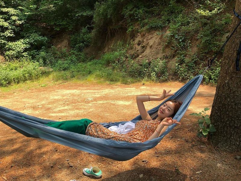 Actor Han Sun-hwa from the group The Secret boasted a pure beauty.Han Sun-hwa posted a picture on his Instagram on July 18 with an article entitled Send Over and Over Weekend. Have a Good Weekend.Inside the picture was a picture of Han Sun-hwa lying on a hammock; Han Sun-hwa smiles, taking a V-pose towards the camera.Han Sun-hwas innocent atmosphere catches the eye.delay stock