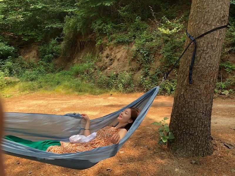 Actor Han Sun-hwa from the group The Secret boasted a pure beauty.Han Sun-hwa posted a picture on his Instagram on July 18 with an article entitled Send Over and Over Weekend. Have a Good Weekend.Inside the picture was a picture of Han Sun-hwa lying on a hammock; Han Sun-hwa smiles, taking a V-pose towards the camera.Han Sun-hwas innocent atmosphere catches the eye.delay stock