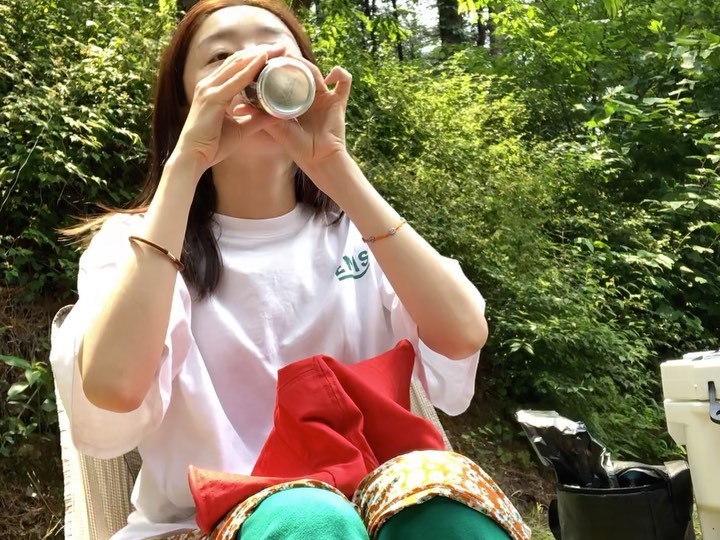 Actor Han Sun-hwa from the group The Secret boasted a pure beauty.Han Sun-hwa posted a picture on his Instagram on July 18 with an article entitled Send Over and Over Weekend. Have a Good Weekend.Inside the picture was a picture of Han Sun-hwa lying on a hammock; Han Sun-hwa smiles, taking a V-pose towards the camera.Han Sun-hwas innocent atmosphere catches the eye.delay stock