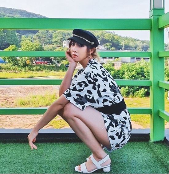 Minzy showed off her stylish sideMinzy left a picture on his Instagram on the 18th with an article called Refreshing.Minzy in the photo is chic in a costume with black and white harmony.Minzys sense of perfecting sophisticated costumes in the background of blue mountains and fields catches the eye.Meanwhile, Minzy recently appeared on MBC Everlon Video Star and collected topics.Photo: Minzy Instagram