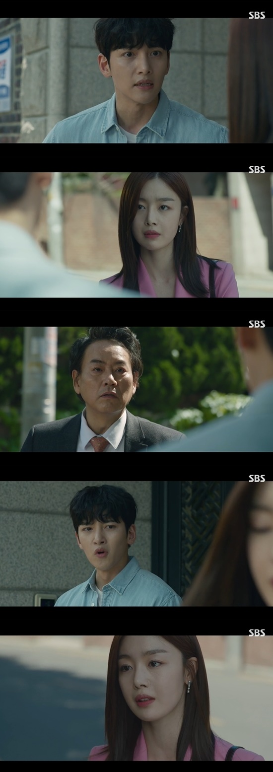 Convenience store morning star Ji Chang-wook saw Lee Byung-joon working as a driver at Yoo Yeon-jus house.In the 10th episode of SBSs Golden Globe Drama Convenience Store Morning Star broadcast on the 18th, Choi Dae-heon (Ji Chang-wook) was shocked by the declaration of separation by Han Sun-hwa.Choi Dae-heon came to Yuseongju on the day knowing that Yuseongju is the second largest shareholder daughter of the head office.Choi Dae-heon has told me that Yoo Yeon-ju has not been honest, but Yoo Yeon-ju said, Whats the point now? Deceiving me so much.I said no to words, but I got involved with an alba girl every day. Then Hye-ja Kim (Kummiri) appeared in a car.Choi Dae-heon, who saw Choi Yong-pil (Lee Byung-joon) following with Hye-ja Kims shoes, was surprised to say father.Gong Bun-hee (Kim Sun-young), who was about to come to the house of Hye-ja Kim, also hid and saw it.Choi Dae-heon said, You can feed me, but should not you let your family be human?, and Yoo Yeon-ju said,I am embarrassed by this situation, and I am frankly unhappy. Photo = SBS Broadcasting Screen