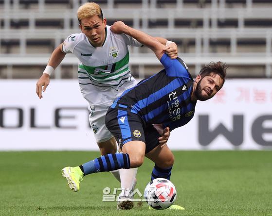 [포토]쿠니모토-아길라르, 양보 못해