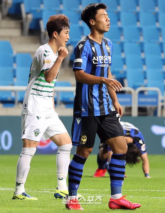 Professional Football League Hanawonkyu K League 1 2020 12 Rounds Incheon United and North Jeolla Province Hydedai played at the Incheon Football Stadium on the afternoon of the 19th.North Jeolla Province Lee Seung-gi is delighted with the equaliser in the second half.Lee Seung-gi equalizes mid-range shot that stabbed Incheon Hur