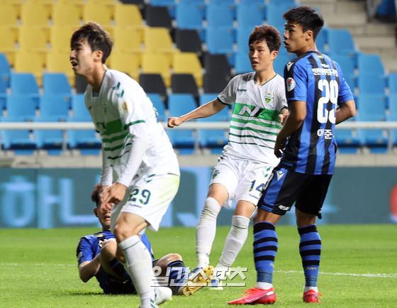 Professional Football League Hanawonkyu K League 1 2020 12 Rounds Incheon United and North Jeolla Province Hydedai played at the Incheon Football Stadium on the afternoon of the 19th.North Jeolla Province Lee Seung-gi is scoring the equaliser in the second half.Lee Seung-gi to equalise goal