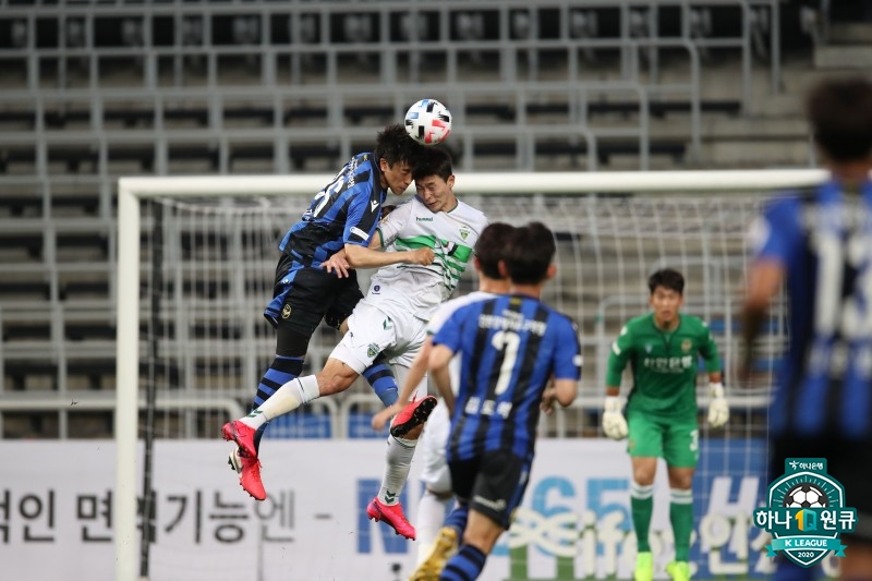 = Eonkak Jis opening goal and Lee Seung-gis equalizer burst, with Incheon and North Jeola Province winning Draw.Incheon United and North Jeola Province Hydei won 1-1 Draw in the 12th round of the Hanawon K League 1 2020 at the Incheon Football Stadium at 7 pm on the 19th.Incheon had four points with four draws and eight losses, and North Jeolla Province had eight wins, two draws and two losses with 26 points, respectively.Home team Incheon operated the 4-2-3-1 PoTheresa Maysion, with Mugosa in charge of the front line and Kim Jun-beom, Aguilar and Eonkak Ji in the second line.Moon Ji-hwan and Kim Do-hyuk formed the center, while Kang Yoon-gu, Yang Jun-ah, Lee Jae-sung and Chung Dong-yoon formed the 400-line line.North Jeolla Province, the away team that faced it, came out with a 4-1-4-1 PoTheresa Maytion.Cho Kyu-sung was in the forefront, and Murillo, Kunimoto, Lee Seung-gi and Na Seong-eun were in charge of the second line.Son Jun-ho was responsible for the waist alone, and Lee Ju-yong, Choi Bo-kyung, Hong Jung-ho and Lee Yong built the 400 line.An early opening goal came in the first half; Eonkak Ji took the lead with a sharp shot to the other side in the 5th minute counterattack.North Jeola Province, struggling with the defense of Incheon, attempted a shot near the arc in the 18th minute but was out of goal.Incheon scored an extra goal; Aguilar gave away a space pass in the 20th minute and Mugosa took the chance, but the last shot was blocked by the defense.North Jeolla Province also swallowed the disappointment of Cho Kyu-sungs header in the 29th minute in front of Kim Dong-heon.Incheons counterattack showed sharpness amid the flow of North Jeolla Province.In the 35th minute, Kim Do-hyuks cross was scored by Mugosa, but it missed the goal slightly. Son Jun-hos free kick in the 44th minute was far out of the goal and the first half was finished.Incheons intermittent counterattack worked well: Eonkak Ji gave it to Mugosa, who was rushing from the right, in the fourth minute of the second half, and connected it with a powerful shot, but turned away from the goal.North Jeola Province, which aims to equalize, put in Murillo, Na Seong-eun and Kim Bo-kyung and Han Gyo-won.The ball, which Son Jun-ho returned in the corner kick in the 10th minute of the second half, was in Kim Dong-heons arms.In the 22nd minute, Lee Sung-yoons shot was a corner kick after the defense.North Jeolla Provinces one-sided offensive led to a tiebreak; Lee Seung-gi broke through the defence of Incheon with a sophisticated shot in the 32nd minute.Lee Seung-gis shot in the second half was also blocked by the defense of Incheon; after that, Incheons defensive concentration remained until the end and ended 1-1.Incheon (1): Eonkak Ji (former 6)North Jeolla Province (1): Lee Seung-gi (hoo 32)Photo- The Korean Professional Football Federation