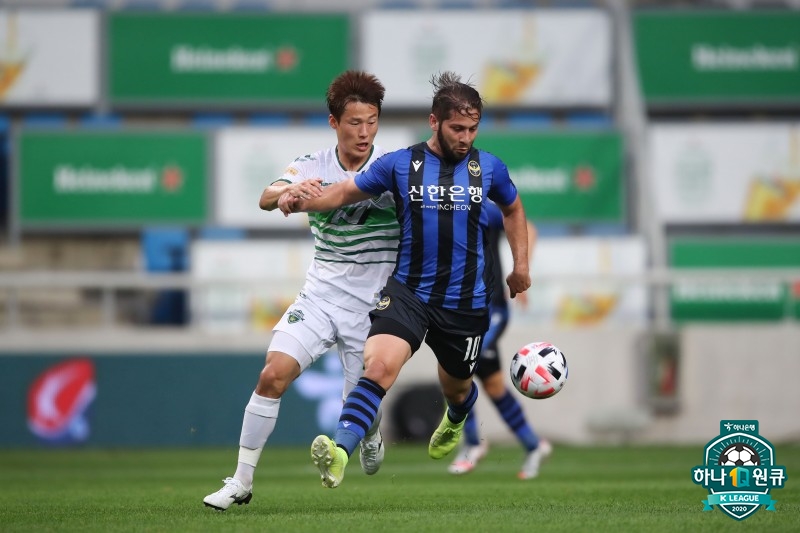 = Eonkak Jis opening goal and Lee Seung-gis equalizer burst, with Incheon and North Jeola Province winning Draw.Incheon United and North Jeola Province Hydei won 1-1 Draw in the 12th round of the Hanawon K League 1 2020 at the Incheon Football Stadium at 7 pm on the 19th.Incheon had four points with four draws and eight losses, and North Jeolla Province had eight wins, two draws and two losses with 26 points, respectively.Home team Incheon operated the 4-2-3-1 PoTheresa Maysion, with Mugosa in charge of the front line and Kim Jun-beom, Aguilar and Eonkak Ji in the second line.Moon Ji-hwan and Kim Do-hyuk formed the center, while Kang Yoon-gu, Yang Jun-ah, Lee Jae-sung and Chung Dong-yoon formed the 400-line line.North Jeolla Province, the away team that faced it, came out with a 4-1-4-1 PoTheresa Maytion.Cho Kyu-sung was in the forefront, and Murillo, Kunimoto, Lee Seung-gi and Na Seong-eun were in charge of the second line.Son Jun-ho was responsible for the waist alone, and Lee Ju-yong, Choi Bo-kyung, Hong Jung-ho and Lee Yong built the 400 line.An early opening goal came in the first half; Eonkak Ji took the lead with a sharp shot to the other side in the 5th minute counterattack.North Jeola Province, struggling with the defense of Incheon, attempted a shot near the arc in the 18th minute but was out of goal.Incheon scored an extra goal; Aguilar gave away a space pass in the 20th minute and Mugosa took the chance, but the last shot was blocked by the defense.North Jeolla Province also swallowed the disappointment of Cho Kyu-sungs header in the 29th minute in front of Kim Dong-heon.Incheons counterattack showed sharpness amid the flow of North Jeolla Province.In the 35th minute, Kim Do-hyuks cross was scored by Mugosa, but it missed the goal slightly. Son Jun-hos free kick in the 44th minute was far out of the goal and the first half was finished.Incheons intermittent counterattack worked well: Eonkak Ji gave it to Mugosa, who was rushing from the right, in the fourth minute of the second half, and connected it with a powerful shot, but turned away from the goal.North Jeola Province, which aims to equalize, put in Murillo, Na Seong-eun and Kim Bo-kyung and Han Gyo-won.The ball, which Son Jun-ho returned in the corner kick in the 10th minute of the second half, was in Kim Dong-heons arms.In the 22nd minute, Lee Sung-yoons shot was a corner kick after the defense.North Jeolla Provinces one-sided offensive led to a tiebreak; Lee Seung-gi broke through the defence of Incheon with a sophisticated shot in the 32nd minute.Lee Seung-gis shot in the second half was also blocked by the defense of Incheon; after that, Incheons defensive concentration remained until the end and ended 1-1.Incheon (1): Eonkak Ji (former 6)North Jeolla Province (1): Lee Seung-gi (hoo 32)Photo- The Korean Professional Football Federation