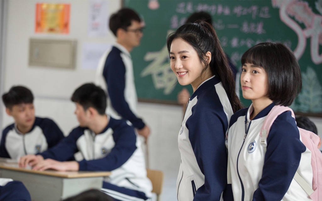 It was the students gym clothes that caught the eyes of domestic viewers in the popular drama Gorizia Munsimple Somiho, which recorded 3.4 billion cumulative views in China.In Gorizia Moon, which deals with the first love story of the school days, the main character wears a gym suit and whispers love.It is a somewhat unfamiliar landscape for Korean students who are divided into sportswear and uniforms in physical education.Most of the China schools wear gym clothes instead of uniforms, and both physical education and class time are single gentleman.The uniform of the gym is not necessary to change during the physical education or break time, and it is practical because it is easy to wash and does not iron the uniform.The price is also about 150 yuan (about 25,000 won) which is several times cheaper than Koreas uniform price (the average price of the four major brands as of 2014 is 257,000 won).Parents welcome the uniform of sportswear, saying it helps create a field trip atmosphere.A school in Nanjing has also abandoned in the face of parents opposition to adopting a sophisticated design uniform that can be a stimulus to reason.China education authorities believe that uniforms of gyms not only relieve the relative deprivation of students but also eliminate the vanity of students.The opinion letter on strengthening student management at elementary and secondary schools issued by the China Board of Education states that uniforms should be simple and practical.Lee Min-hos actress Lee Min-ho, who has 28.5 million followers in Weibo, Chinas SNS, is a regular guest who appears when dealing with Korean-style uniforms.In China SNS, search terms such as Lee Min-ho uniform and Korea uniform appear in succession, and there are accounts that specialize in Korean uniform.Shichang Citys third high school, which introduced the Korean-style uniform, was selected as the best uniform on an Internet site with enthusiastic support from students.In China, such as Taobao and Kwadong.com, products named Korea uniform are sold, and the price is about 300 yuan (about 50,000 won), which is twice as expensive as the uniform.Other schools are gradually changing to Korean uniforms reflecting the needs of students.Chongqing Foreign Language School changed its uniform with shirts and checkered skirts with China Kara attached, and Henan provinces experimental middle school adopted uniforms that are common in Korea, such as gray vests and navy skirts.It is true that gym clothes are comfortable and easy to wear, said A (16 and female), who is attending a high school in Beijing city. I would like to try on the uniform of actor Kwon Nara who appeared in Itaewon Clath a while ago.I will buy uniforms with my friends and wear them as normal clothes. 