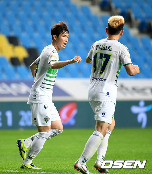 On the afternoon of the 19th, Incheon United FC and North Jeolla Province Hyde Motors played at the Dowon-dong Incheon Football Stadium in Incheon.North Jeolla Province Lee Seung-gi shares his joy with Takeharu Kunimoto after scoring the equaliser in the second half.