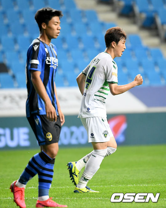 Lee Seung-gi saved North Jeola Province Hyde-ai from a losing bog with a decisive one-shot.North Jeolla Province managed to draw 1-1 with Incheon United in the 12th round of the 2020 Hanawonkyu K League 1 at home Kyonggi, which was held on the afternoon of the 19th.North Jeolla Province has launched a 4-1-4-1 formation.Diego Murillo Bejarano Kunimoto Lee Seung-gi Naseong, led by one-top Cho Kyu-seong, supported in the second line.Son Jun-ho stepped out to the original Volanchi; the Fourback defense was formed by Lee Ju-yong, Choi Bo-kyung, Hong Jeong-ho, and the goalkeeper gloves were worn by Song Bum-geun.North Jeolla Province allowed the opening goal in the first five minutes.Ji Eon-hak, who received a pass from Kim Jun-bum in the counterattack of Incheon, broke the net with a right-footed shot that seemed to be about Zhong You.North Jeolla Province, which has been in a hurry to step up, was looking for a goal after a break-through by left-hand striker Diego Murillo Bejarano and a pass by Kunimoto.But it rarely pierced the tight net defense of Incheon.North Jeola Province was blocked by Kim Dong-heons goalkeeper in the 36th minute when Son Jun-hos right-footed shot from the right-footed shot.Eventually, he pledged the second half with a 0-1 lead in the first half.Jose Morais North Jeola Province coach made a change by putting in a Korean teacher, except for Na Seong-eun, a surprise starting card, at the beginning of the second half.In the second half, Diego Murillo Bejaranos decisive left-footed shot left the goal and swallowed.North Jeolla Province showed a willingness to equalize in the second half with Kim Bo-kyung on behalf of Diego Murillo Bejarano in the fifth minute.Ten minutes later, he put in Lee Sung-yoon after excluding Cho Kyu-seong.Lee Seung-gi has served as a fixer for North Jeolla Province at the moment of crisis.In the 32nd minute, Kim Bo-kyung finished the ball with a left-footed shot that seemed to be a Zhong You, and cut the corner of the goal of Incheon.North Jeola Province had a valuable 1-point win with Lee Seung-gis gold equaliser.Lee Seung-gi scored 3Kyonggi consecutive goals following last Seongnam and Jeonnam (16th round of the FA Cup) to serve as the savior of North Jeolla Province
