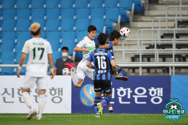 North Jeolla Province finished 1-1 in the Kyonggi 1-1 away round of the 1st K-League 1 2020 12th round against Incheon United at the Kyonggi Stadium for the soccer game on the 19th.North Jeolla Province, which had 26 points, continued to finish second with three points difference from the winner Ulsan Hyundai (29 points) and the winner.Incheon scored four points in a 3Kyonggi series of draws but did not get out of the bottom.Incheon started with a 4-2-3-1 PoTheresa Maytion; goalkeeper Kim Dong-hyun, four defenders Kang Yoon-gu, Yang Jun-ah, Lee Jae-sung and Chung Dong-yoon came out.Kim Do-hyuk and Moon Ji-hwan were in charge of the second-term offensive FC Ufa by Central FC Ufa, Kim Joonbum, Aguilar and Gienhak; the one-top was Mugosa.Against this backdrop, North Jeolla Province operated the 4-1-4-1 PoTheresa Maytion.Lee Ju-yong, Choi Bo-kyung, Hong Jin-Ho and Lee Yong formed the four-back line at goalkeeper Song Bum-geun.Son Jun-ho took on central FC Ufa, Murillo, Takeharu Kunimoto, Lee Seung-gi and Na Seong-eun as the attacking FC Ufa; the one-top was played by Cho Kyu-sung.North Jeolla Province took on Incheon from the beginning, taking the mood; however, the opening goal came from Incheon.Incheon, who quickly converted from defense to attack in the fifth minute, scored a mid-range shot from the right side of the arc, Gien Hak, who received Kim Joon Bums pass.North Jeolla Province, who conceded the opening goal, came right back but failed to target the Incheon defence.Incheon Jinyoung put the ball in, but the pass connection did not come out and the shooting situation did not come out.North Jeolla Province had a scathing attack; Takeharu Kunimoto in the 17th minute, Lee Seung-gi in the 20th minute and Cho Kyu-sung in the 22nd minute.In the 24th minute, Takeharu Kunimoto again scored; Cho Kyu-sung in the 28th minute and Takeharu Kunimoto in the 32nd minute, but the shot was out of the net.No threatening effective shot came out.After calmly defending, Incheon scored an extra goal in the 34th minute when Mugosa tried to shoot North Jeolla Province Jinyoung.North Jeola Province, which has passed the crisis, was targeted for the equalizer with an aggressive attack; shots by Son Jun-ho, Hong Jin-Ho, Murillo and Cho Kyu-sung came out.But it didnt lead to a goal.Incheon has put a stable defense ahead of it to stop the North Jeola Province offensive.North Jeolla Province was blocked by the defence of Incheon and failed to score; as time went on, there was no shooting situation.North Jeolla Province, who had a hard time, had a shot by Lee Sung-yoon in the 21st minute and Lee Ju-yong in the 25th minute, but did not connect to the goal.However, North Jeola Province did not stop the attack and Lee Seung-gi, who received a pass from Han Gyo-won in the 32nd minute of the second half, scored the equalizer with a sharp left-footed shot from the front of the penalty area.North Jeolla Province, which tied 1-1, sought a reversal; Incheon focused on defense to prevent further runs.Lee Yong, 45 minutes into the second half, Lee Seung-gi scored, but North Jeola Provinces back-to-back goal did not come out.