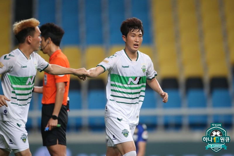 North Jeolla Province Hydenai only to win drawNorth Jeolla Province tied 1-1 with Lee Seung-gis equalizer in the 12th round of the Hanawon K League 1 2020 at the Konggi Stadium for the soccer team in Incheon on the 19th.North Jeolla Province (26 points), which continued its 3Kyonggi winless win (2 draws, 1 loss), kept second place by three points to No. 1 Ulsan Hyondai (29 points).After the opening ceremony, Incheon, who was in the overwhelming last place with three draws and eight losses and three points, failed to continue his victory and promised to follow.It is the last six points behind FC Seoul (10 points) in 11th place.Five minutes into the first half, Incheons opening goal was scored.Gieon Hak made a strong right footed shot from the right and the ball shook the left corner of the goal.Song Bum-geuns goalkeeper flew, but it was useless.There was also a chance for North Jeolla Province.In the 11th minute, Incheon Mugosa appeared to have committed a handball foul during the defense process, and Kim Hee-gon made a video analysis (VAR).North Jeolla Province focused on the left and right sides, aiming for an Incheon goal; got a free-kick chance in the 23rd and 29th minutes and Son Jun-ho all stepped out as kickers.I went over Cho Kyu-sungs head correctly, but I could not make a connection with the goal.The set-piece chance continued to make, but was unlucky: Hong Jeong-ho headed in without missing Son Jun-hos corner in the 37th minute, but missed.In the first half, Incheon was inferior with 3-12, but he was able to defend and waited for the second half.With the start of the second half, North Jeolla Province made a change first: Na Seong-eun was knocked out and Han Kyo-won was put in.When Kyonggi didnt work out well, he put Kim Bo-kyung in the fifth minute, minus Murillo, who was willing to score somehow and win.Incheon tried a thorough counterattack and in the 14th minute Ji Eon-hak showed a powerful right footed shot, but it was caught in Song Bum-geuns hand.Incheon, who decided to win if he scored one more goal, strengthened the attack by putting Kim Ho-nam in 15 minutes without Kim Joon Bum.North Jeolla Province also changed the attack by putting Lee Sung-yoon out of Cho Kyu-sung.25 min Incheon struggled to keep space away from North Jeolla Province, with Aguilar out and Lee Jun-seok in.Incheons first win was great enough to get six people warned by 30 minutes.However, a chance to miss is a crisis. North Jeola Province scored the equaliser in the 32nd minute.Han Kyo-wons left-hand link to Lee Seung-gi behind the penalty and shot left-footed to equalize.Incheon threw his last game with An Jin-bum, except for the 40th minute, but missed the opportunity several times and confirmed only the draw.=Incheon,