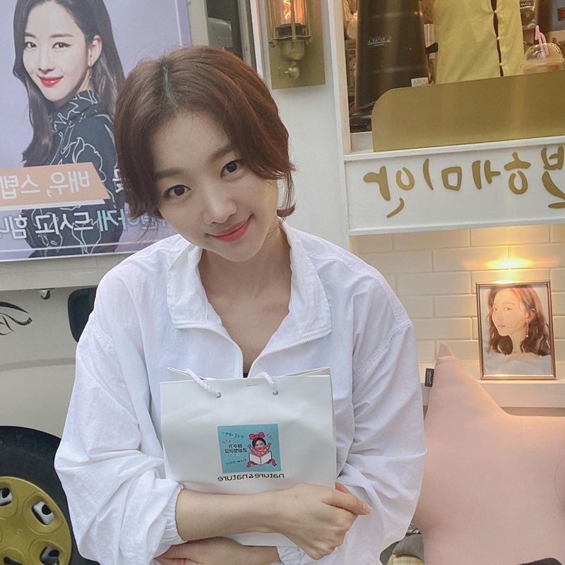 Actor Jang Hee-jin reveals recent statusJang Hee-jin posted three photos on his instagram on July 20 with an article entitled Lee Hye-bin Thank you.In the open photo, Jang Hee-jin smiles in front of a coffee tea sent by former Lee Hye-bin, whose innocent beauty catches his eye.The netizens who watched the photos responded I like to see and I am so beautiful.On the other hand, Jang Hee-jin will appear on TVN Drama Flower of Evil which will be broadcasted on July 29th.