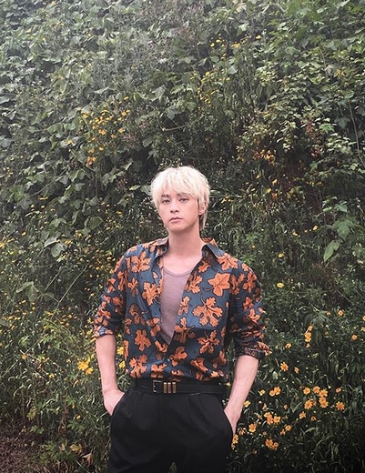 Kim Ji-hoon posted a picture on his Instagram on the 20th with an article entitled Working.Kim Ji-hoon in the photo stares at the camera in a floral top and black pants, especially with his bleached hair style.The actor Kyu-han Lee, who saw this photo, commented, Is it a wig?On the other hand, Kim Ji-hoon will appear on the TVN drama Flower of Evil, which will air on the 29th.