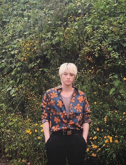 Kim Ji-hoon posted a picture on his Instagram on the 20th with an article entitled Working.Kim Ji-hoon in the photo stares at the camera in a floral top and black pants, especially with his bleached hair style.The actor Kyu-han Lee, who saw this photo, commented, Is it a wig?On the other hand, Kim Ji-hoon will appear on the TVN drama Flower of Evil, which will air on the 29th.