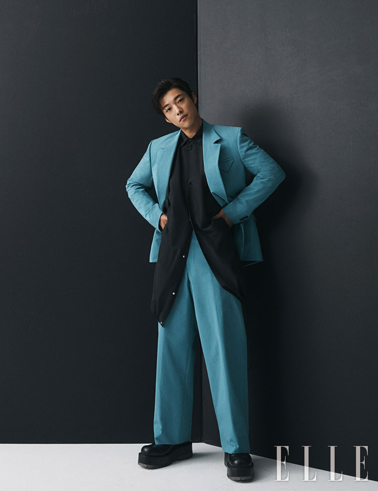 Magazine Elle released a picture of Woo Do-hwan through the August issue on the 21st.Woo Do-hwan, who was active in the army on the 6th,I conducted the last picture.In this picture, Woo Do-hwan has captured the camera with a variety of costumes such as silky shirts, white leather blue bells, and generous fit knits, sometimes with intense eyes and sometimes emotional mood.In an interview after filming, Woo Do-hwan turned around Twenty-nine and told her honest and serious thoughts about work and life: first, the two-tiesOn the last filmography, Drama The King: Lord of Eternity, he said, I was glad to think about it now that it was a one-man double, so I could show two things in one piece.It is a work that I have done with the actors and staffs so good that I think I will get a thousand people and go to the army. Asked about the feeling of looking back on the life of Twenty-nine, he said, Of course, I can not say that the period of obscurity was very long compared to some people, but I had a long time waiting for it.I am more grateful because things have not been done well from the beginning. I am Enlisted in the support of so many people. I want to do well when I do not come back, and I want to do well.And when I come back, I want to be a little more mature and cool. More pictorials and interviews by Woo Do-hwan can be found in the August issue of Elle and on its website.