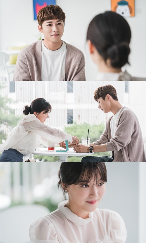 The warm two-shot of Seo Ji-hoon and Jo Woo-ri was released.In the 6th KBS2 monthly drama The Guy Is the Guy (directed by Choi Yoon-seok, Lee Ho/playplayed by Lee Eun-young/produced by Aiwill Media), which will air on the afternoon of the 21st, a thrilling meeting between Seo Ji-hoon (played by Park Do-gyeom) and Jo Woo-ri (played by Han Seo-yoon) was captured.Park Do-gyeom (Seo Ji-hoon) and Han Seo-yoon (Jo Woo-ri), who left the workshop with the Webtoon business team in the last broadcast, had their first meeting as a popular webtoon writer and fan.In the meantime, Park Do-gum and Han Seo-yoon meet at the cafe, and moreover, Han Seo-yoons happy expression, which fills the bracelet, makes me feel affection for Park Do-gum.I am looking forward to seeing whether Han Seo-yoons heart has reached as he has consistently appealed to the workshop, such as asking me to sit on the bus.