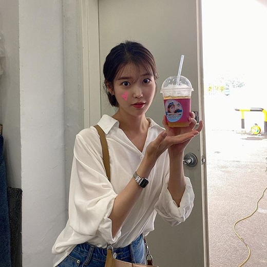 Singer and Actor IU responds to Fan clubs surprise GiftOn the afternoon of the 21st, IU wrote in his instagram, Thanks to my stomach, I ate bread and drink. I received a hundred greetings from Staffs.Thank you, he wrote.The photo, which was released with the article, attracts attention with the image of IU building a bright Smile in front of Coffee or Tea, which arrived at the movie Dream.The IU took a drink cup with his face on it and drew a heart with one hand and conveyed his gratitude.Meanwhile, IU is filming the movie Dream, which is scheduled to open in 2021 with Actor Park Seo-joon.