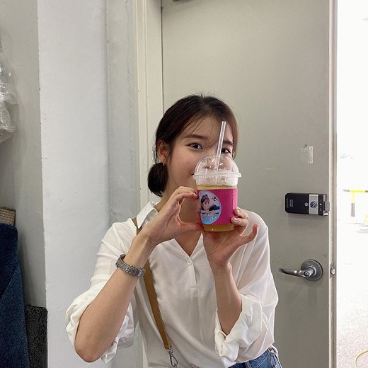 Singer and Actor IU responds to Fan clubs surprise GiftOn the afternoon of the 21st, IU wrote in his instagram, Thanks to my stomach, I ate bread and drink. I received a hundred greetings from Staffs.Thank you, he wrote.The photo, which was released with the article, attracts attention with the image of IU building a bright Smile in front of Coffee or Tea, which arrived at the movie Dream.The IU took a drink cup with his face on it and drew a heart with one hand and conveyed his gratitude.Meanwhile, IU is filming the movie Dream, which is scheduled to open in 2021 with Actor Park Seo-joon.