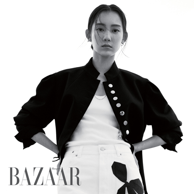 A picture of 24 Actress members has been released.The fashion magazine Harpers Bazaar, which celebrated its 24th anniversary, unveiled a picture with 24 Actors to shine in Korea on July 21.Ye Soo-jung, Drama I do not know much about my family, who is about to release the movie 69 years old, Chu Ja-hyun, who has an impressive performance in Human Class, Kim Yeo-jin and new Park Joo-hyun, who played an impressive role in Human Class, Han So-hee of the best film Womens World in 2020, Kim Dae-jung, who won the supporting actor award in the Baeksang Arts Grand Prize for Birdbird, Park Ji-hoo, who emerged as a blue chip of Chungmuro, Kim Ho-jung, who received a favorable reputation as French Woman, Park Hyo-joo, who returned to the screen with Hotel Lake Park Se-jin, who has widened his base from Mature to Hiena, Kang Mal-gum, who made an impressive debut with Many corridors, Jeon So-ni, who is expecting as Soulmate, and Health Teacher Ahn Eun-young Hee, Choi Sung-eun of Start, which is expected to be the future, Han Ji-won of Ryeong-hee, Gimhae of Boy Walking the Wave, and Song Hee-joon of Lee Jang.From teenagers to 60s, regardless of age, the Bazaar beloved Actor gathered for a project.Kim Young-joon, a photographer who captures the momentary expression of Actor, captures them in black and white film.