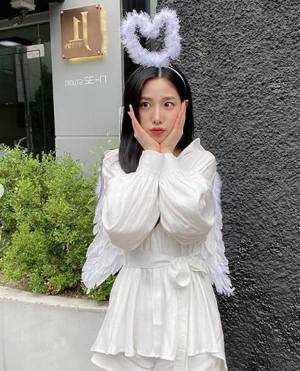 Berry Good Johyun transforms into angelJohyun posted several photos on social media on Monday.Johyun poses in a white outfit and heart headband, which shows off her watery beauty with white skin and red lips.Also, the cute calyx pose showed a lovely charm.Berry Good Johyun is in the midst of filming the movie Yongrugak.Photo Johyun SNS