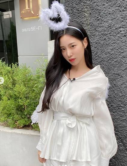 Berry Good Johyun transforms into angelJohyun posted several photos on social media on Monday.Johyun poses in a white outfit and heart headband, which shows off her watery beauty with white skin and red lips.Also, the cute calyx pose showed a lovely charm.Berry Good Johyun is in the midst of filming the movie Yongrugak.Photo Johyun SNS