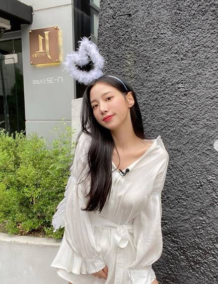 Berry Good Johyun transforms into angelJohyun posted several photos on social media on Monday.Johyun poses in a white outfit and heart headband, which shows off her watery beauty with white skin and red lips.Also, the cute calyx pose showed a lovely charm.Berry Good Johyun is in the midst of filming the movie Yongrugak.Photo Johyun SNS