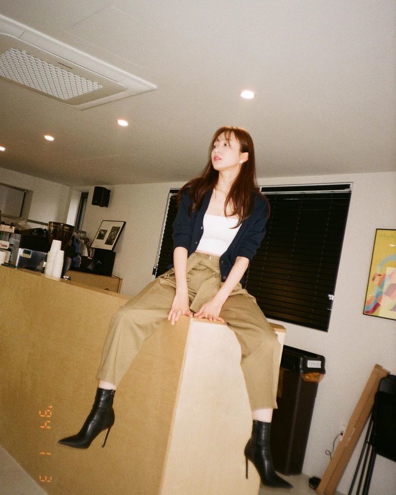 Group EXID Hani has revealed its current status.Hani posted two photos on his Instagram account on July 22.In the open photo, Hani is leaning against the wall and showing off her innocent looks. Hanis natural charm and elegant atmosphere captures Sight.The netizens who watched the photos responded that they were beautiful in the atmosphere and too beautiful.Meanwhile, Hani appeared in the cinematic drama SF8 - White Crows.