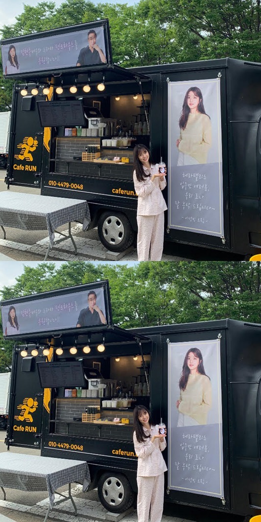 Actor Hyun-soo Kim attracted attention with the coffee or Tea authentication shot sent by Lee Sung-min to Cheering car of Drama Penthouse.On the 22nd, Walnut & Yu Entertainment said in an Instagram account, A coffee truck came to the Penthouse filming site where Hyun-soo Kim Actor is shooting enthusiastically!Lee Sung-min Actors pleasant Cheering to ask for our Rona well. We posted several photos of Hyun-soo Kim.In the public photo, Hyun-soo Kim showed off her mature beauty with various poses and expressions in front of Coffee or Tea.The two of them appeared together in the movie Goodbye Single released in 2016, as a middle school girl complex in the center of the top stars pregnancy scandal, and Ko Joo-yeons unrequited love announcer.Recently, Hyun-soo Kim has been in charge of the main character Ha Young in Girls Ghost Story Reboot: Alma, which was screened as the opening film of Bucheon International Fantastic Film Festival. Currently, he is taking the role of Bae Rona in Drama Penthouse, a new work by Kim Soon-ok and Ju Dong-min.Lee Sung-min is actively engaged in filming the movie Outside Rain with Cho Jin-woong and Kim Moo-yeol.