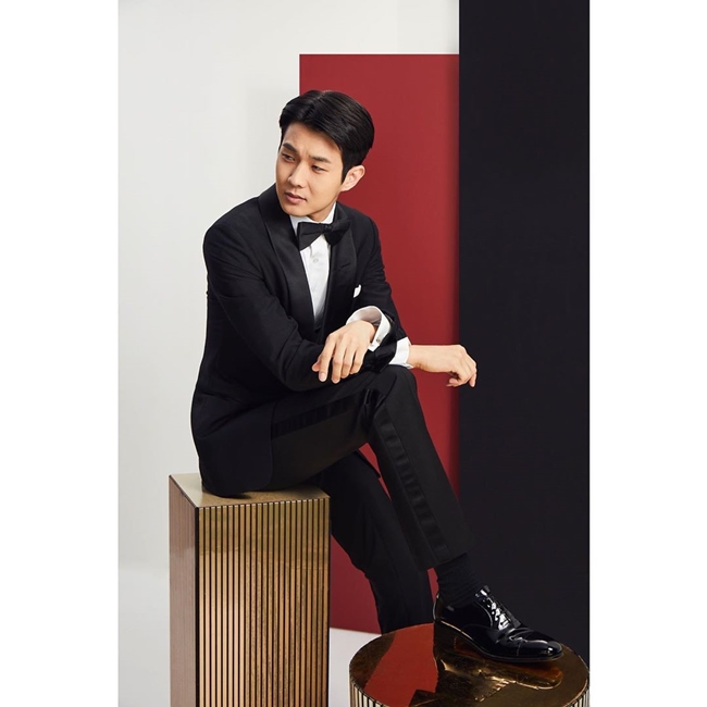 Actor Choi Woo-shik appeared on the Oscar Official Instagram.On the 22nd, Oscars official Instagram posted a photo of Choi Woo-shik and posted a welcome message Good morning from the new member Choi Woo-shik, here in the Oscars portrait studio at the Oscar character studio.Choi Woo-shik in the public photo poses in a nice suit with an impressive bow tie.The atmosphere of Choi Woo-shik, which has a cute boy image, is new.Choi Woo-shik responded with a heart emoticon comment on Oscars post, revealing his joy.Earlier, Oscar Academy released a list of 819 members this year, which was newly added this year, on June 30.This included Choi Woo-shik, Cho Yeo-jeong, Park So-dam, Lee Jung-eun and Jang Hye-jin, who starred in the film Chung Cho (director Bong Joon-ho), which swept four categories of the first Korean film award, director award, screenplay award and international feature film award at the 92nd Academy Awards held this February.Director Bong Joon-ho and Song Kang-ho are already members of the Academy.Photo Oscar Official SNS