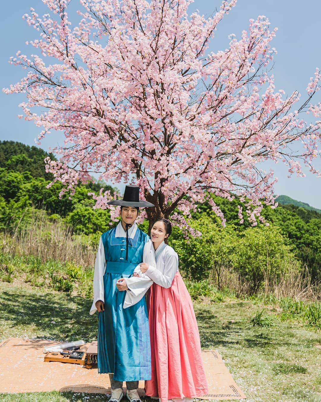 Actor Hwang Jung-eum has released a picture of a couple in a drama full of bright energy.On the 21st, Hwang Jung-eum posted a picture on his instagram with the words # He is the guy.In the public photos, Hwang Jung-eum and fellow actor Seo Ji-hoon in Korean traditional clothing are affectionately folded.Especially, the cherry blossoms that bloom beautifully behind two people are impressive.The netizens responded to the two people, saying, The drama is so fun and I am watching well.On the other hand, Hwang Jung-eum is appearing with actor Seo Ji-hoon in KBS 2TV monthly drama He is the one.Photo: Hwang Jung-eum Instagram